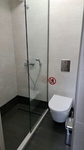 ΑΝΑΚΑΙΝΙΣΗ ΛΟΥΤΡΟΥ ΣΕ ΠΕΡΙΟΡΙΣΜΕΝΟ ΧΩΡΟ ΜΕ ΕΓΚΑΤΑΣΤΑΣΗ ΕΝΤΟΙΧΙΖΟΜΕΝΟΥ ΚΑΖΑΝΑΚΙΟΥ-ΚΡΕΜΑΣΤΗΣ ΛΕΚΑΝΗΣ